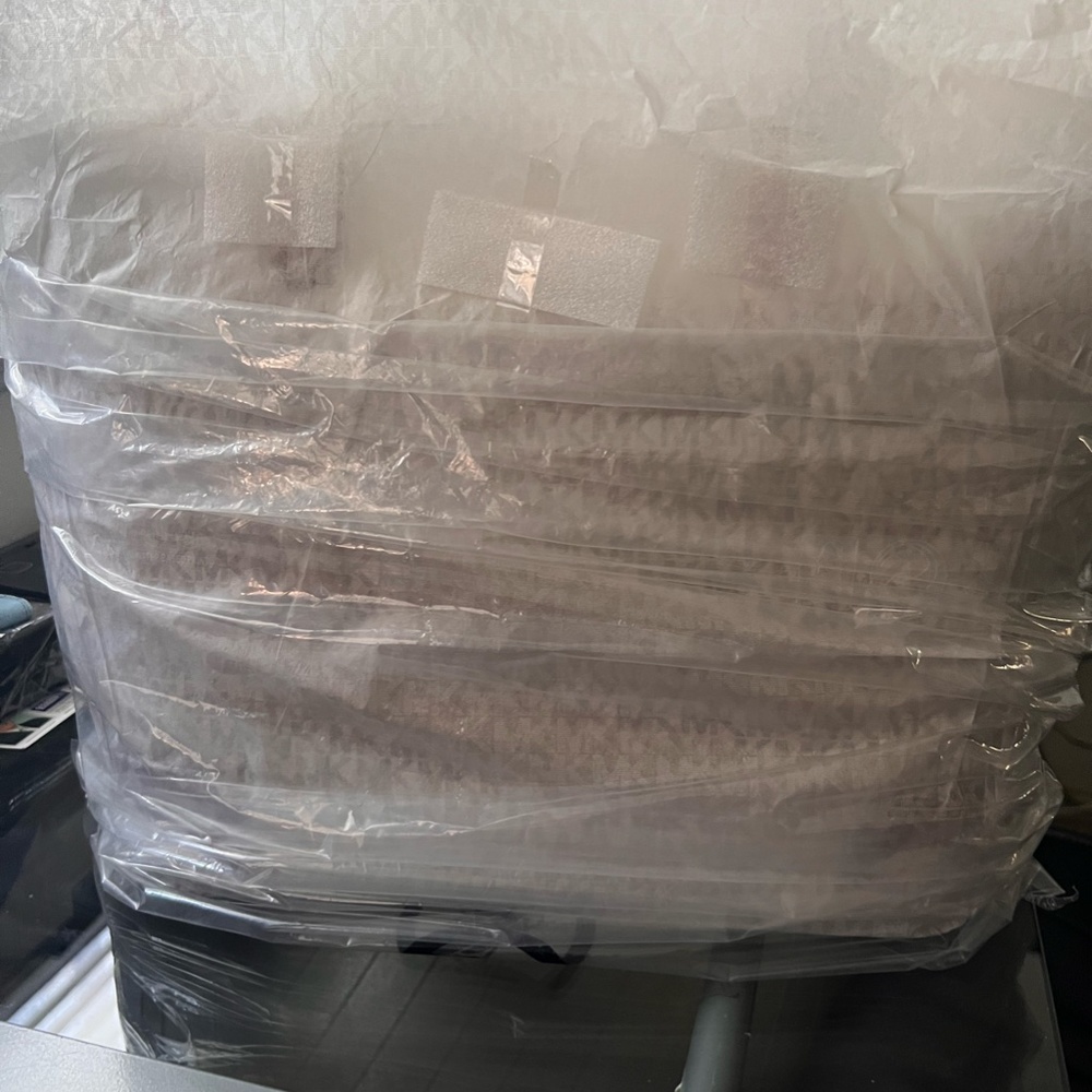 Brand New Michael Kors Oversized Edith Tote - Picture 2 of 5